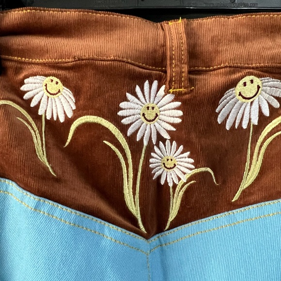 Unique Vintage x Smiley Happy Daisy High Rise Flare Jeans - Picture 5 of 8